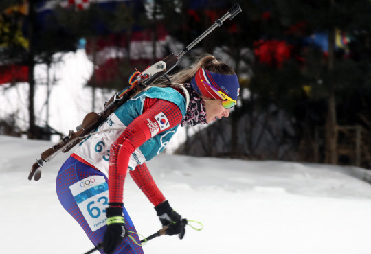 [올림픽] 아바쿠모바 역주  10일 강원도 평창군 알펜시아 바이애슬론센터에서 열린 2018 평창동계올림픽 바이애슬론 여자 7.5㎞ 스프린트 경기에서 한국의 예카테리나 아바쿠모바가 역주하고 있다.